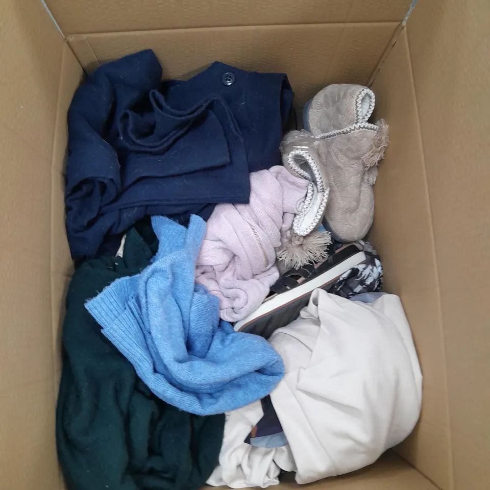 BOX OF APPROXIMATELY 20 ASSORTED CLOTHING ITEMS TO INCLUDE SANDALS, FLEECES, TROUSERS, SLIPPER BOOTS ETC 