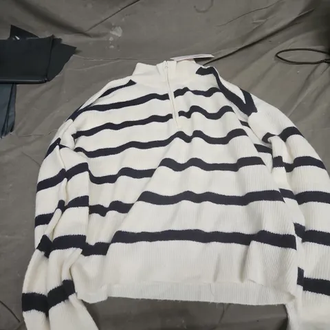 FRENCH CONNECTION KNITWEAR – WHITE & NAVY STRIPED SWEATER – SIZE L