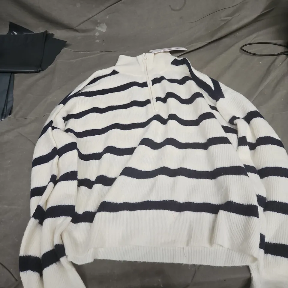 FRENCH CONNECTION KNITWEAR – WHITE & NAVY STRIPED SWEATER – SIZE L
