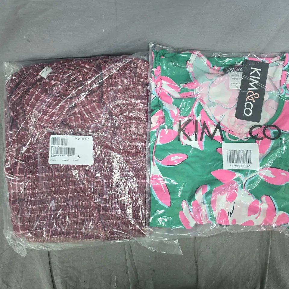 BOX OF APPROXIMATELY 20 ASSORTED CLOTHING AND FASHION ITEMS IN VARIOUS STYLES, SIZES, AND COLOURS - COLLECTION ONLY