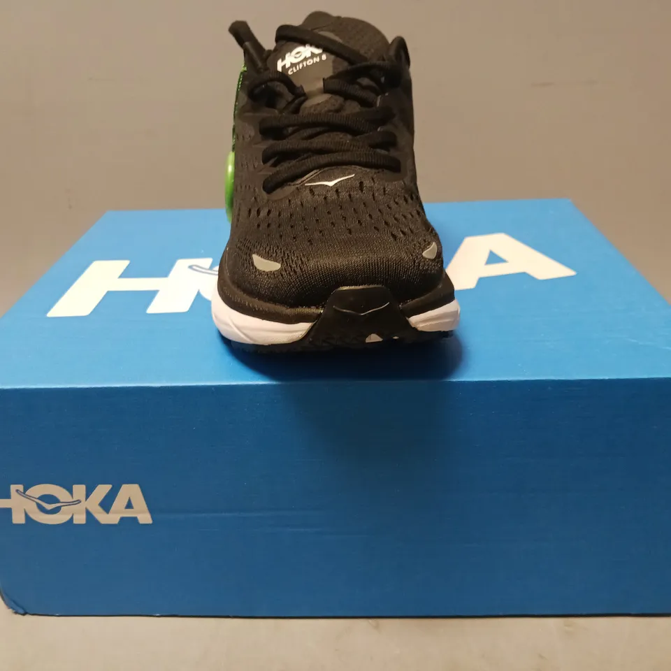 BOXED PAIR OF HOKA CLIFTON 8 SHOES IN BLACK/WHITE UK SIZE 6