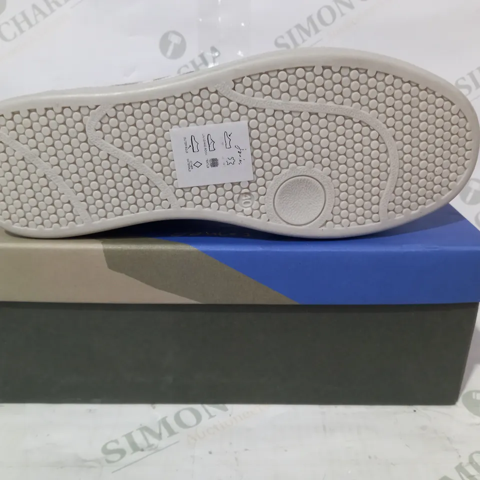 BOXED PAIR OF JOULES TORI SHOES IN WHITE/NAVY UK SIZE 7