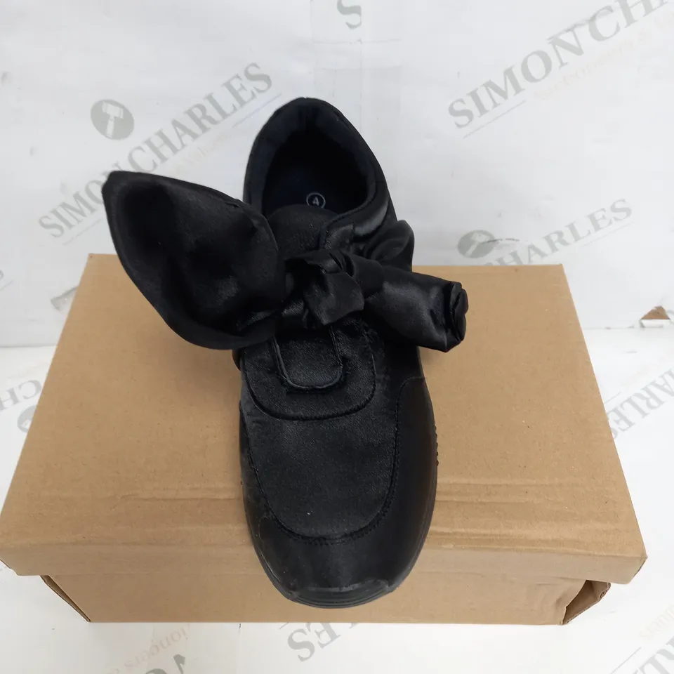 APPROXIMATELY 12 BOXED PAIRS OF BOW LACE TRAINERS IN SIZES 3, 4, 5, 6, 7, 8