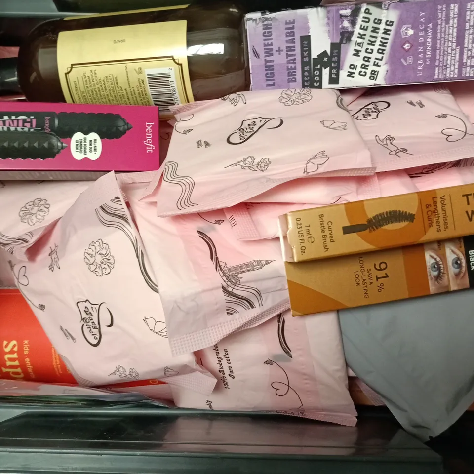 APPROXIMATELY 15 ASSORTED HEALTH & BEAUTY PRODUCTS TO INCLUDE UD ALL NIGHTER MAKEUP SETTING SPRAY, N07 CURVED BRISTLE BRUSH, TAYLOR OF OLD BOND STREET SHOWER GEL, ETC - COLLECTION ONLY