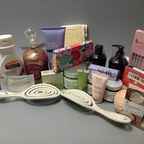APPROXIMATELY 18 ASSORTED COSMETICS ITEMS TO INCLUDE GHOST ORB OF NIGHT OPULENCE SCENTED BATH SOAK (490ml), KOSAS CLOUD SET (9.5g), PALMERS COCONUT OIL FORMULA (250ml), ETC