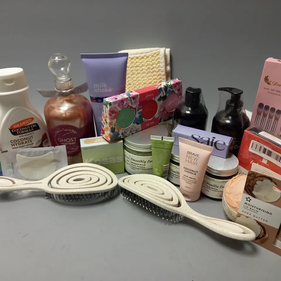 APPROXIMATELY 18 ASSORTED COSMETICS ITEMS TO INCLUDE GHOST ORB OF NIGHT OPULENCE SCENTED BATH SOAK (490ml), KOSAS CLOUD SET (9.5g), PALMERS COCONUT OIL FORMULA (250ml), ETC