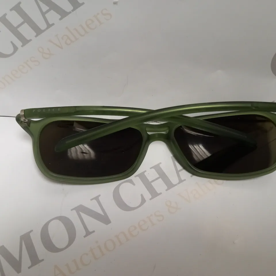 APPROXIMATELY 17 DIERRE POLICE - GREEN
