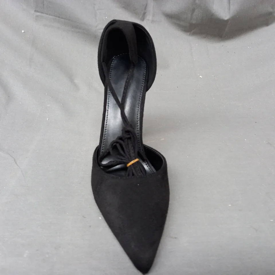 BOXED PAIR OF DESIGNER POINTED TOE HEELS IN BLACK EU SIZE 37