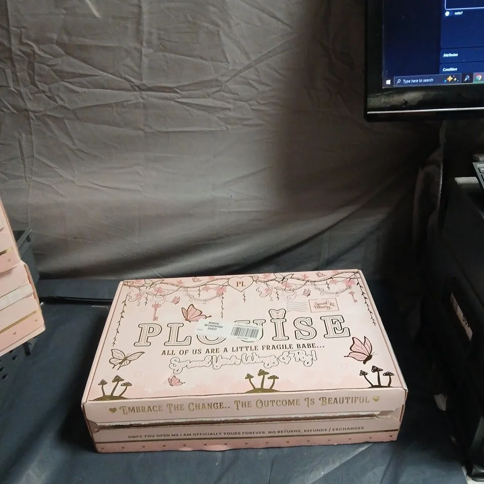 P LOUISE MAKE-UP GIFT BOX SET