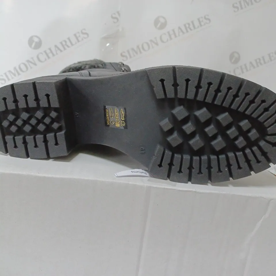 MODA CHARCOAL FAUX FUR METAL LACED HIKER SIZE 8