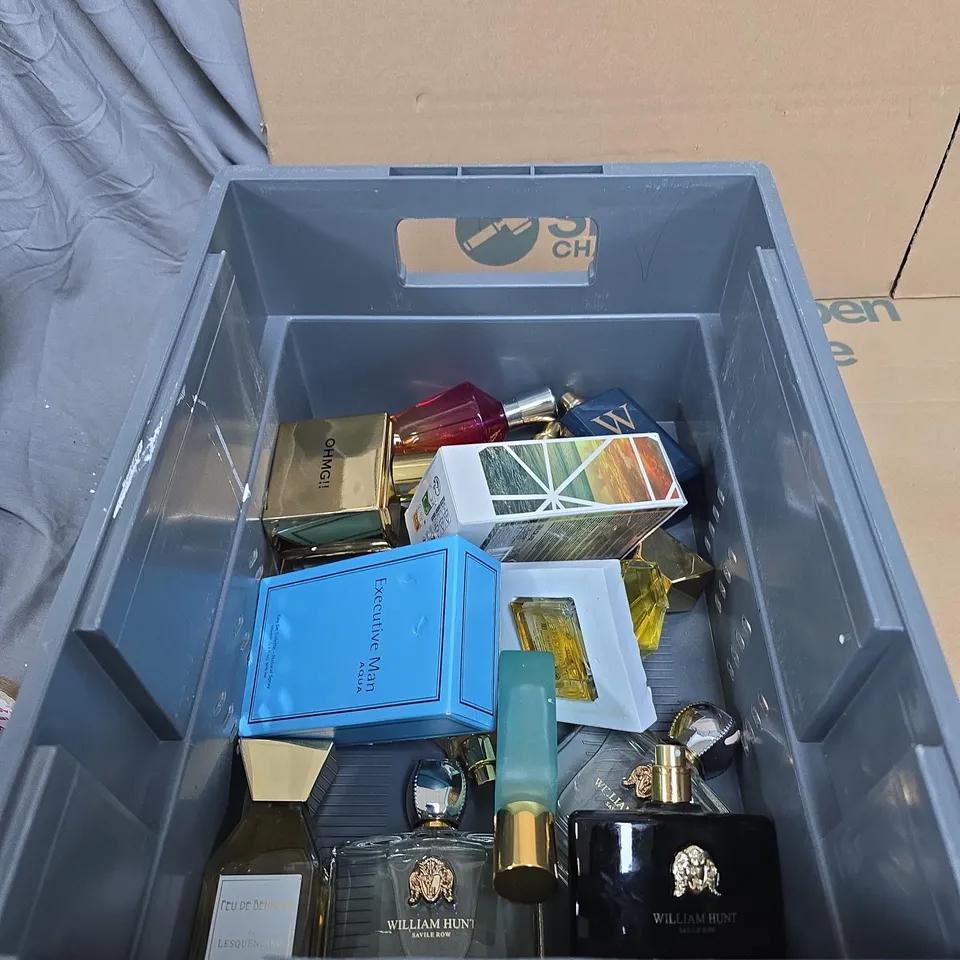 TOTE OF APPROXIMATELY 14 ASSORTED BEAUTY ITEMS TO INCLUDE: AVIATOR EAU DU PARFUM