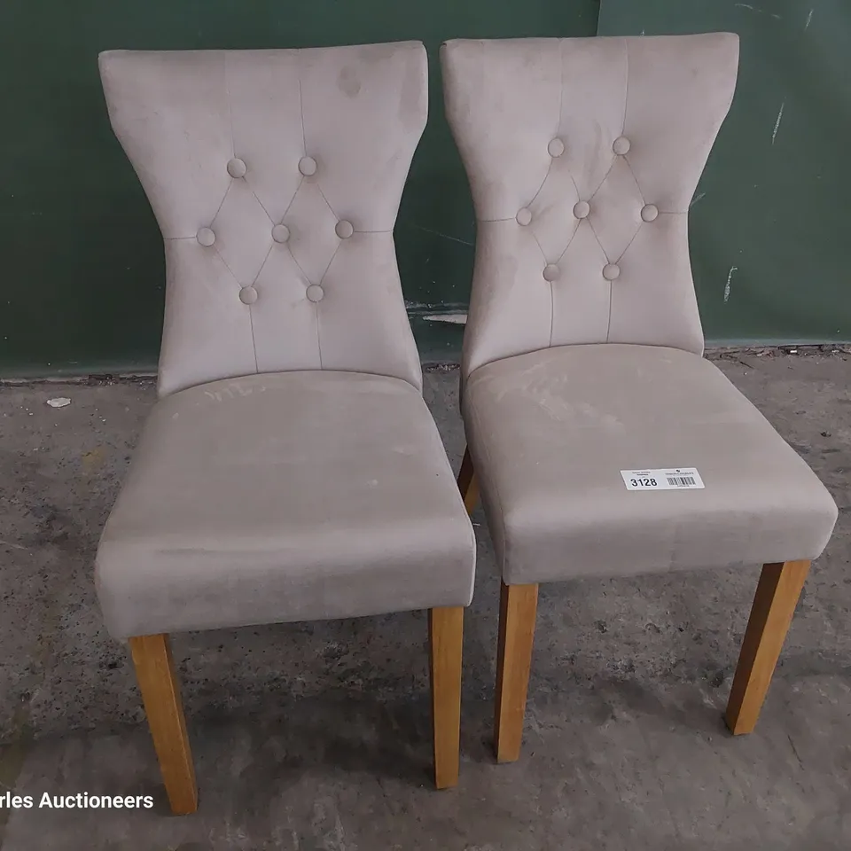 PAIR OF UPHOLSTERED BUTTONED BACK DINING CHAIRS BEIGE PLUSH FABRIC ON NATURAL WOOD LEGS 