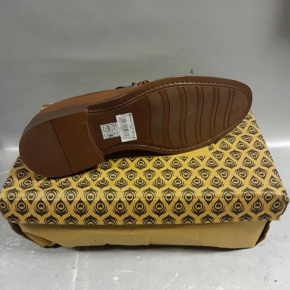 BOXED PAIR OF THOMAS CRICK CLAYTON DRESS SHOES - 9