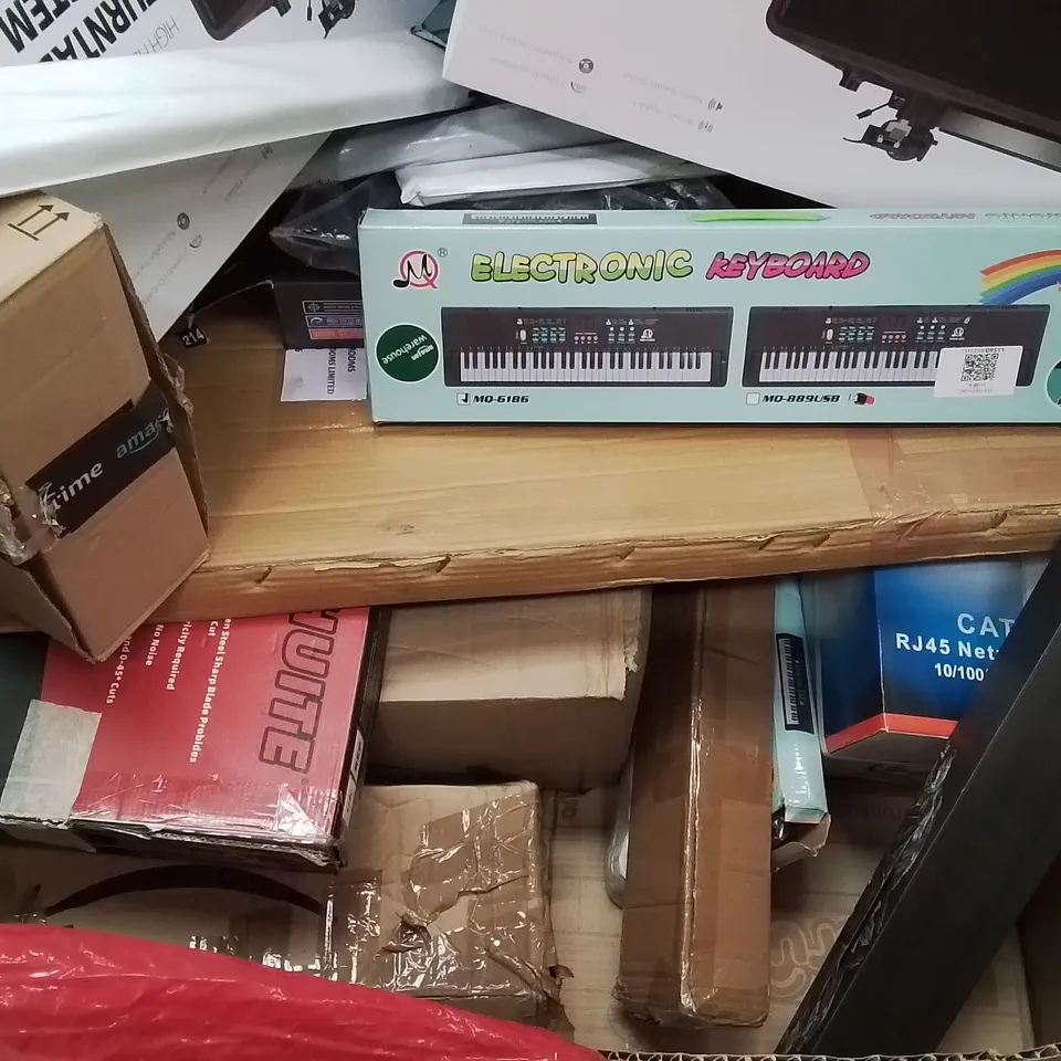 PALLET CONTAINING VARIOUS ASSORTED BOXED HOUSEHOLD ITEMS TO INCLUDE: CORDLESS LEAF BLOWER, TURNTABLE SYSTEMS, KIDS KEYBOARDS,  GAMING MATS, FLOOR CUTTING MACHINE AND LOTS MORE UNMARKED BOXED ITEMS 