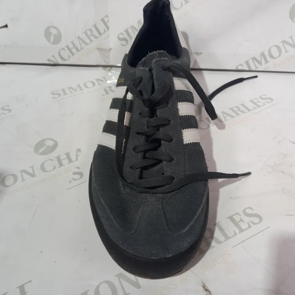 PAIR OF ADIDAS JEANS SHOES IN STONE GREY/WHITE UK SIZE 8