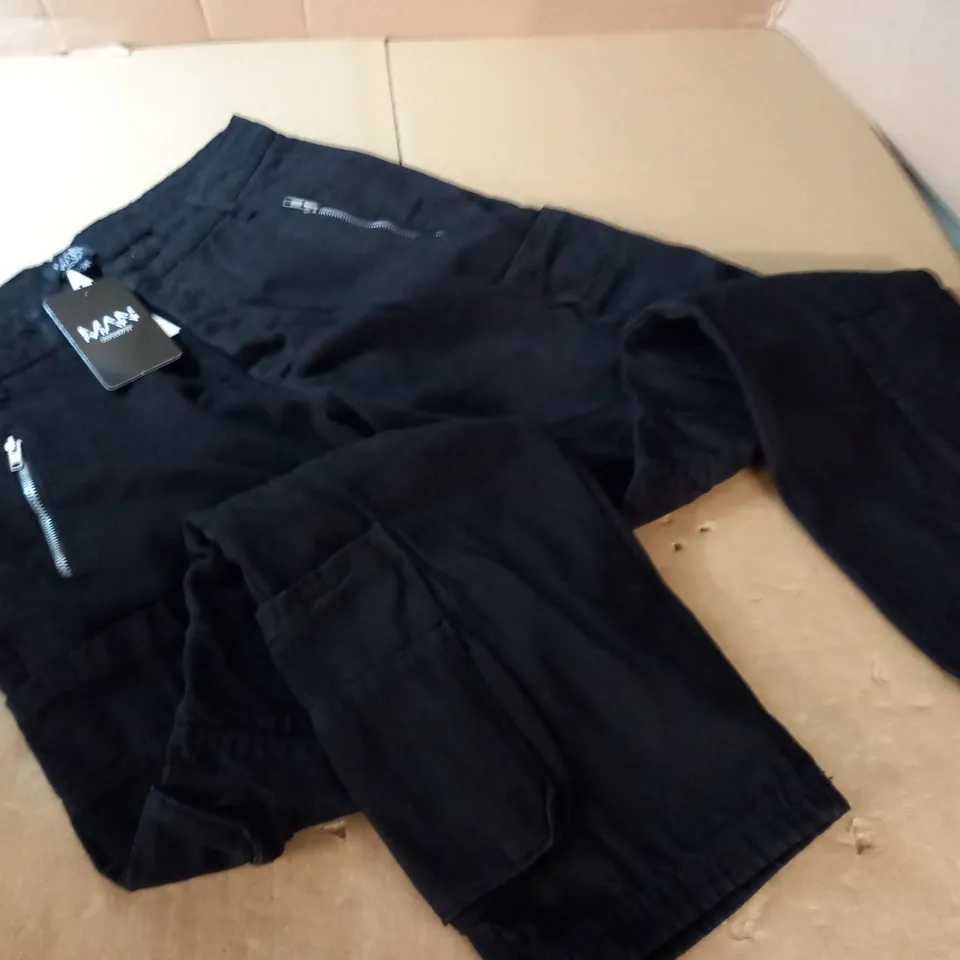 BOOHOO MAN RELAXED RIGID CARGO JEANS IN BLACK - 34R