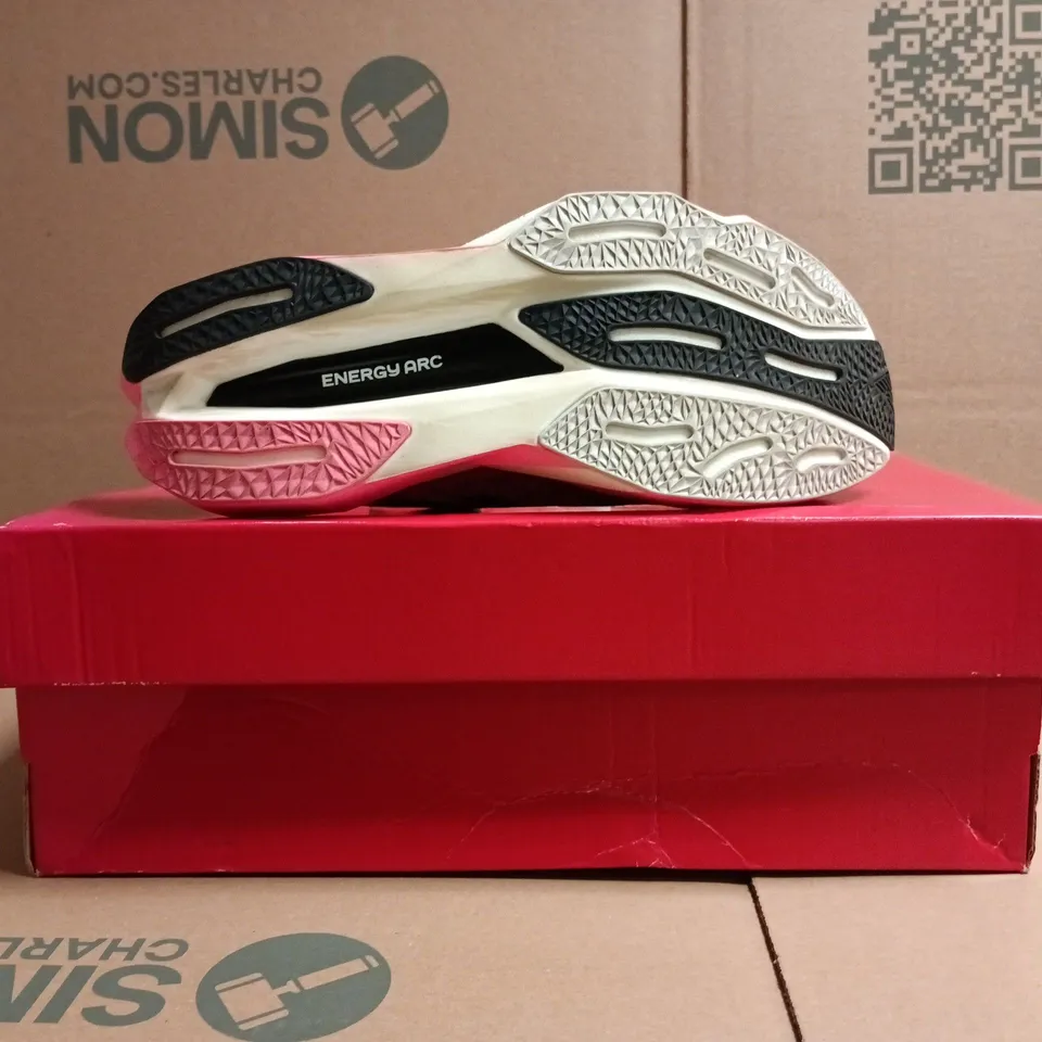 BOXED PAIR OF NEW BALANCE FUELCELL SUPERCOMP ELITE V4 TRAINERS IN PINK/WHITE SIZE UK 9