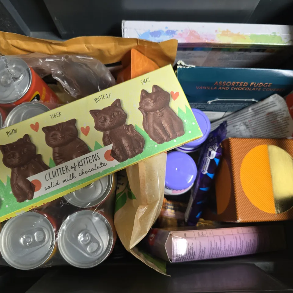 APPROXIMATELY 12 ASSORTED FOOD & DRINK ITEMS TO INCLUDE J20, TREND ORGANIC FLAXSEED, CRYSTALLISED GINGER, ETC - COLLECTION ONLY