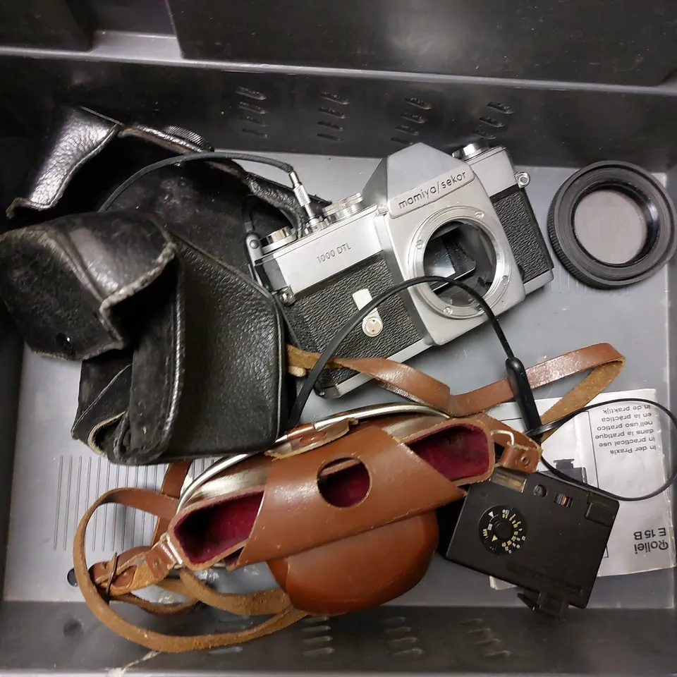 BOX OF APPROX 8 ITEMS TO INCLUDE SIGMA CARRY CASE, TIFFEN FILTERS, GAMES CONSOLE PAD