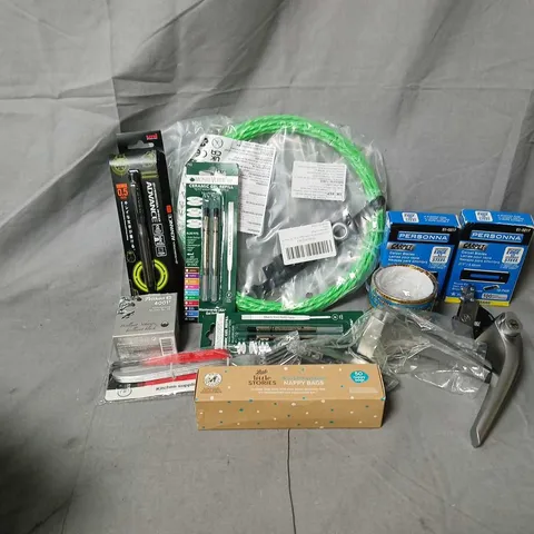APPROXIMATELY 15 ASSORTED HOUSEHOLD ITEMS TO INCLUDE PERSONNA CARPET BLADES, DOOR HANDLES, NAPPY BAGS, ETC