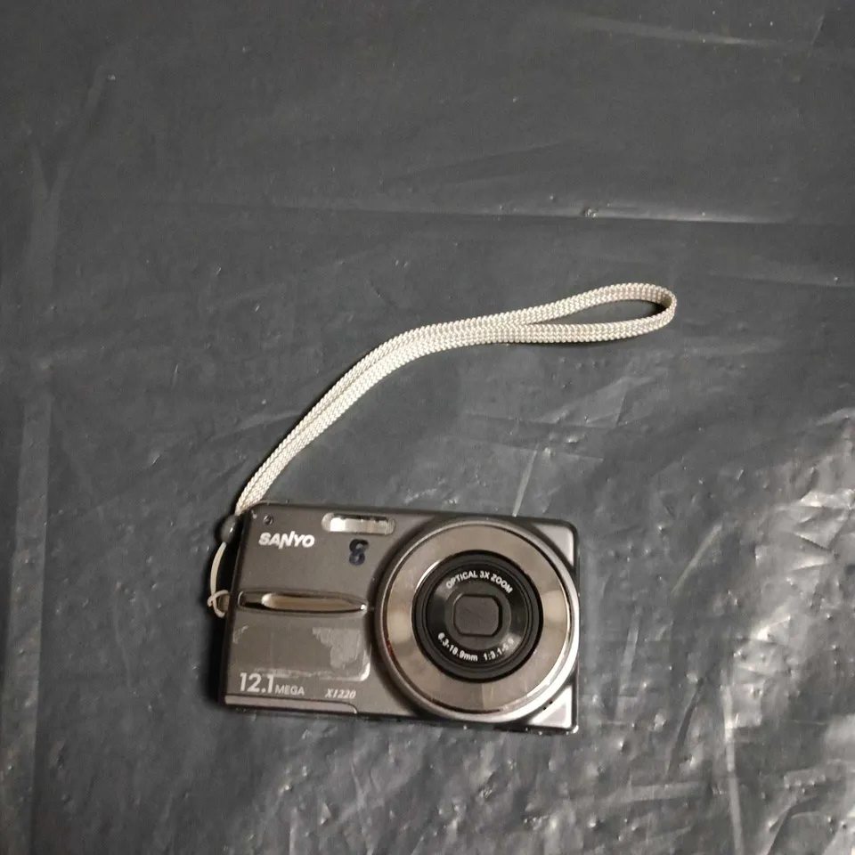 SANYO DIGITAL CAMERA X1220 , 12.1MP, 8X OPTICAL ZOOM
