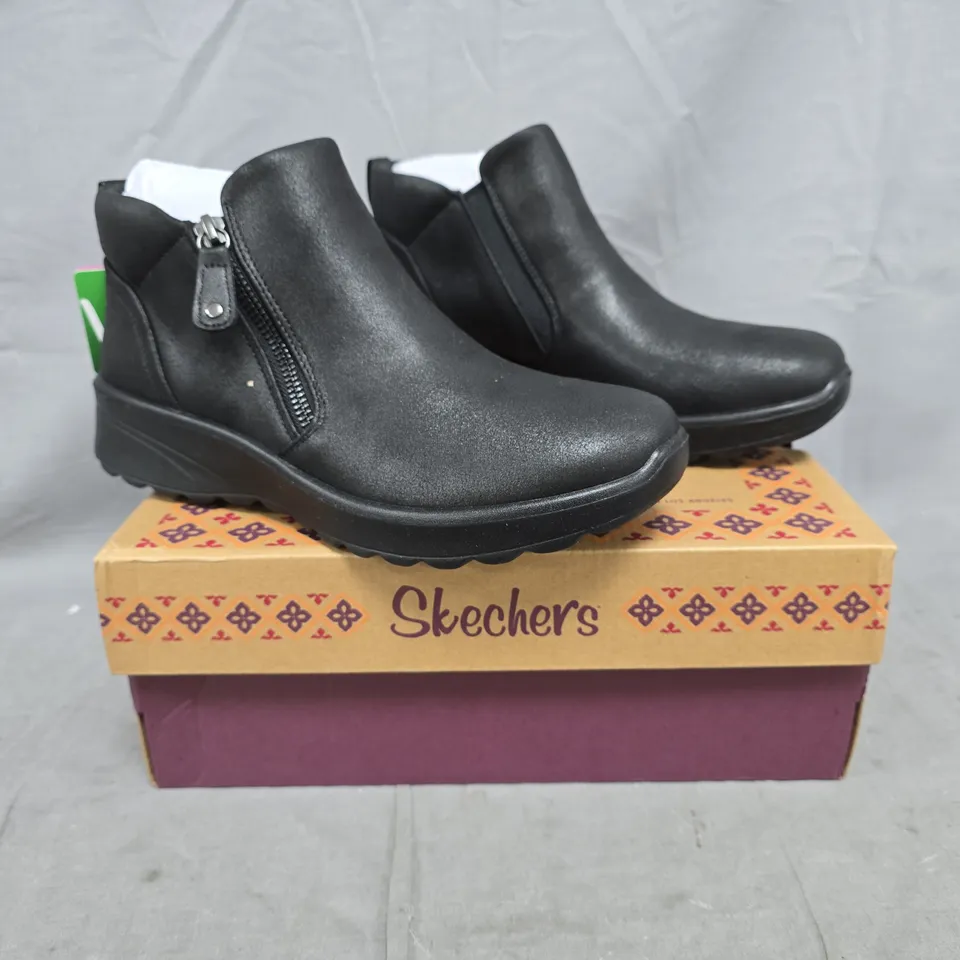 BOXED PAIR OF SKECHERS SIDE-ZIP SHOES IN BLACK SIZE UK 5
