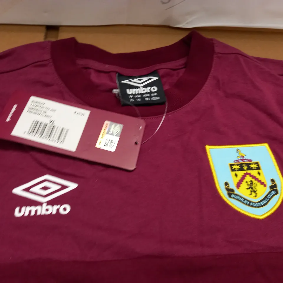 UMBRO BURNLEY TEE IN BURGHUNDY - GB YL
