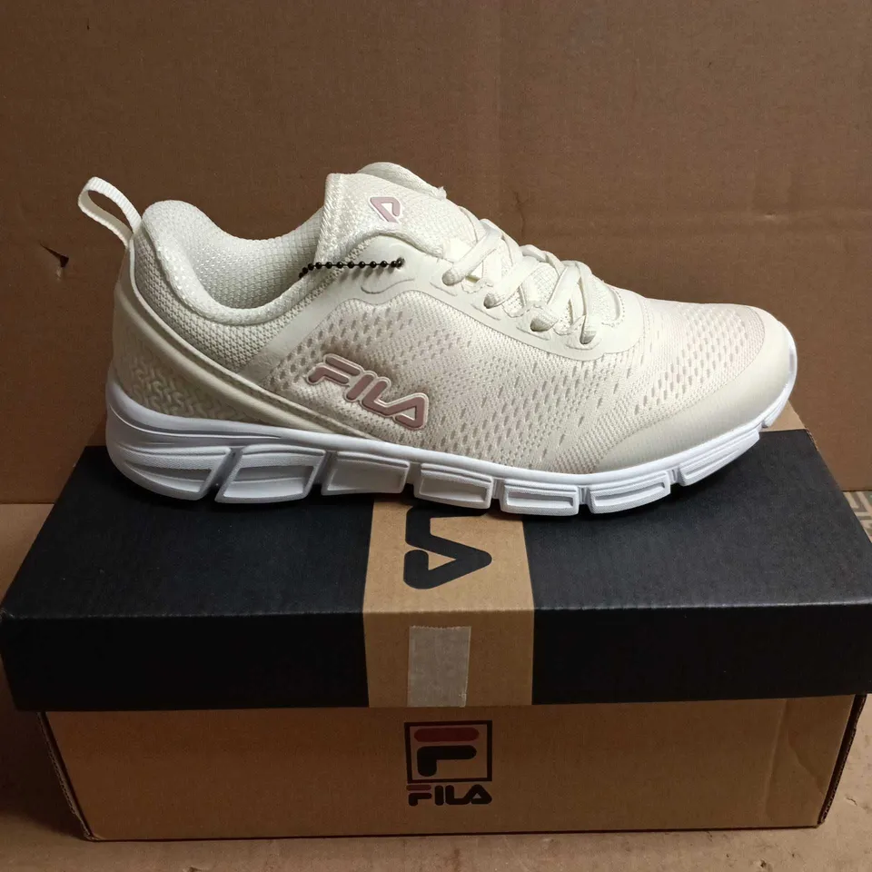 BOXED PAIR OF FILA FLASH ATTACK WOMEN'S TRAINERS – WHITE – 5