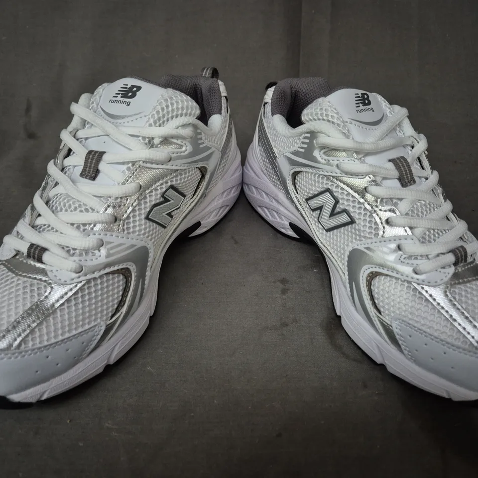 BOXED PAIR OF NEW BALANCE TRAINERS IN WHITE/METALLIC SILVER UK SIZE 6