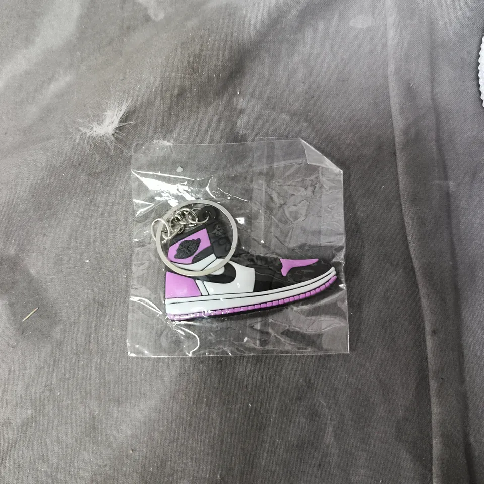 UNBOXED NIKE AIR FORCE 1 LOW WHITE SNEAKERS – UK SIZE 9 WITH NIKE KEYRING