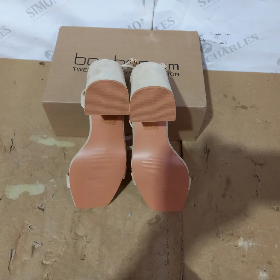 BOXED PAIR OF BOHOO BEIGE HIGH HEELS SIZE 4
