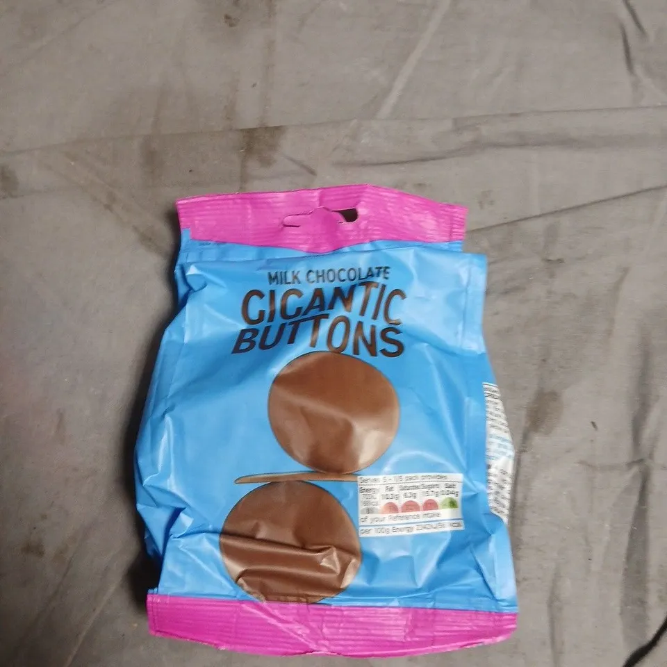 APPROXIMATELY 15 ASSORTED FOOD ITEMS INCLUDING THE CHESHIRE CHEESE SAVOURY BISCUITS , RED CHILLI JAM AND MILK CHOCOLATE BUTTONS