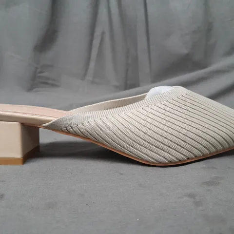 BOXED PAIR OF TIJN POINTED TOE LOW BLOCK HEEL SLIP-ON SHOES IN BEIGE SIZE 10