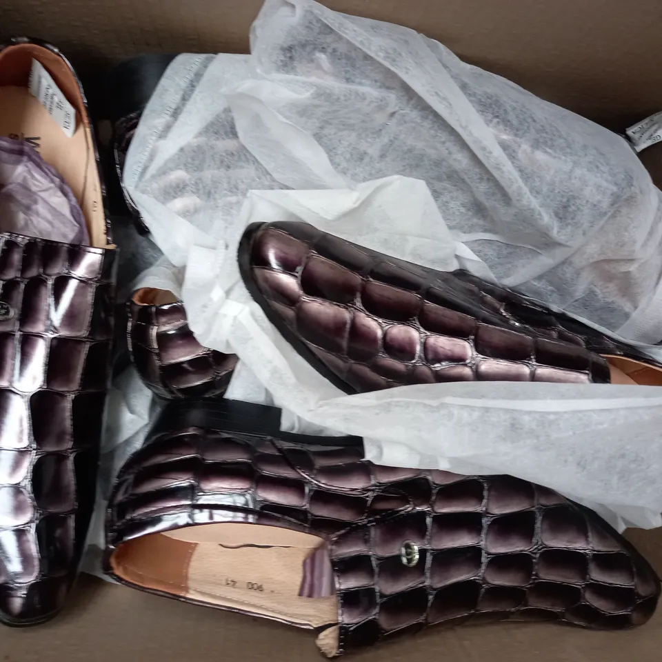 BOX OF APPROXIMATELY 5 PAIRS OF W.S SLIP-ON LOW HEEL SHOES - VARIOUS SIZES