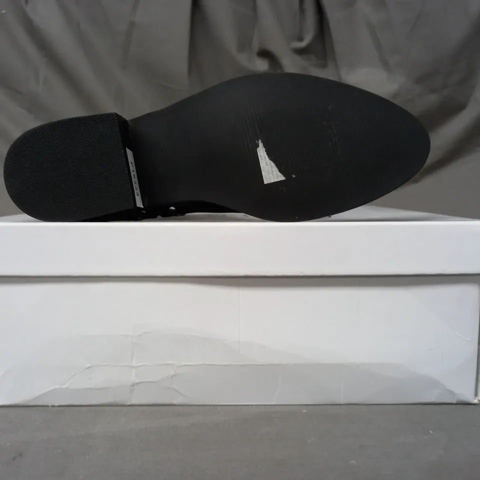BOXED PAIR OF STEVE MADDEN CADE LEATHER ANKLE BOOTS IN BLACK EU SIZE 36