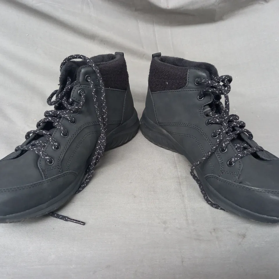 BOXED PAIR OF SKECHERS TRAINERS IN BLACK SIZE 7
