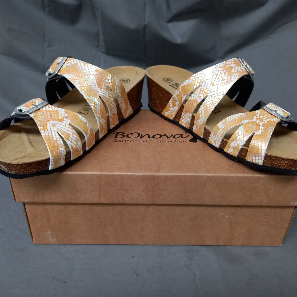 BOXED PAIR OF BONOVA OPEN TOE WEDGE SANDALS IN ORANGE/WHITE W. PRISMATIC EFFECT SIZE 7