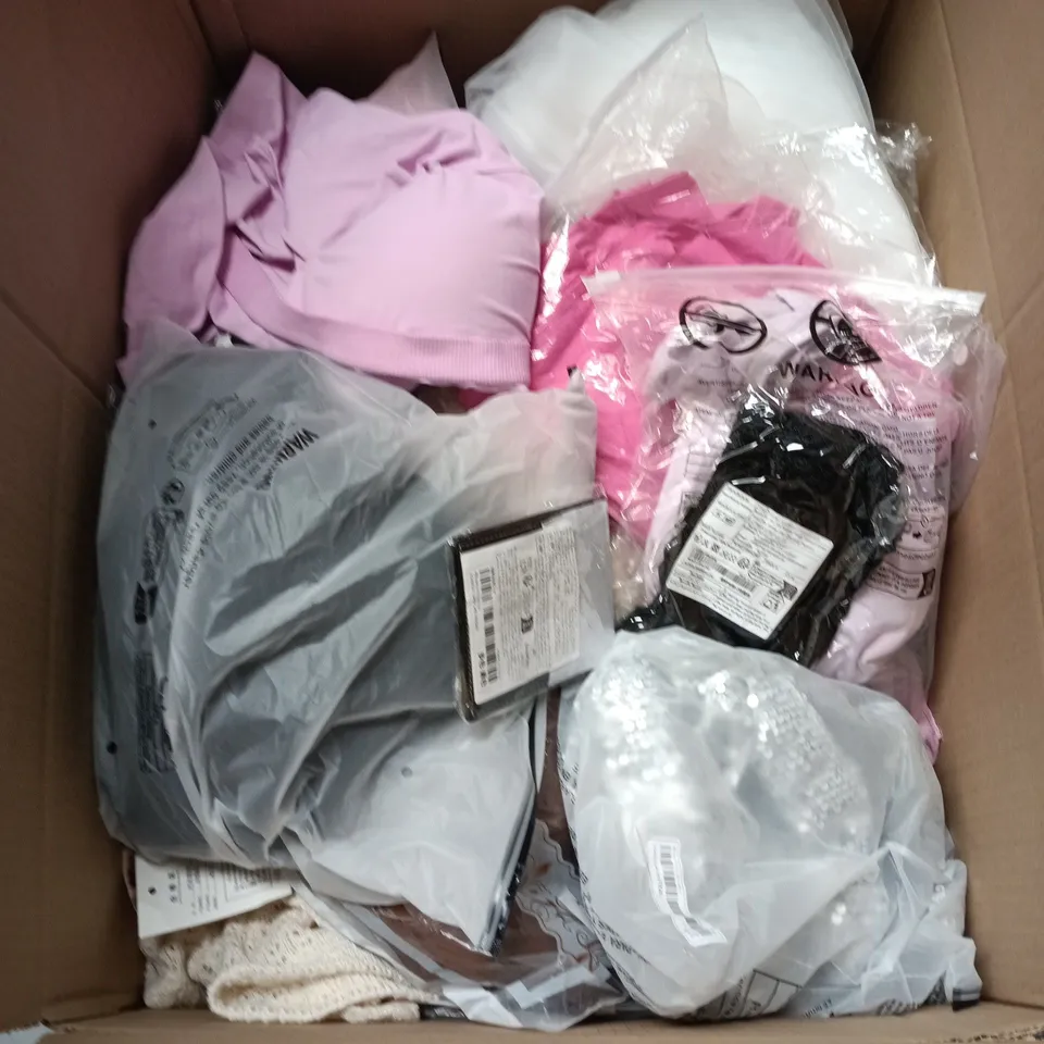 BOX OF APPROXIMATELY 25 ASSORTED CLOTHING ITEMS IN VARIOUS STYLES , COLOURS AND SIZES