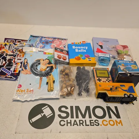 LARGE QUANTITY OF TOYS AND ACCESSORIES TO INCLUDE; BOOMERANG BALL, BOUNCY BALLS, WET SET COLLECTION INFLATABLE, GRIP BUDS THMB GRIPS, ORIGMAMI PAPER AND STICKERS