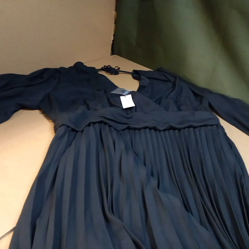 WALLIS BLACK PLEATED MIDI DRESS - SIZE 18