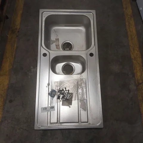 STAINLESS STEEL 1.5 BOWL KITCHEN SINK WITH A TEXTURED DRAINER FINISH