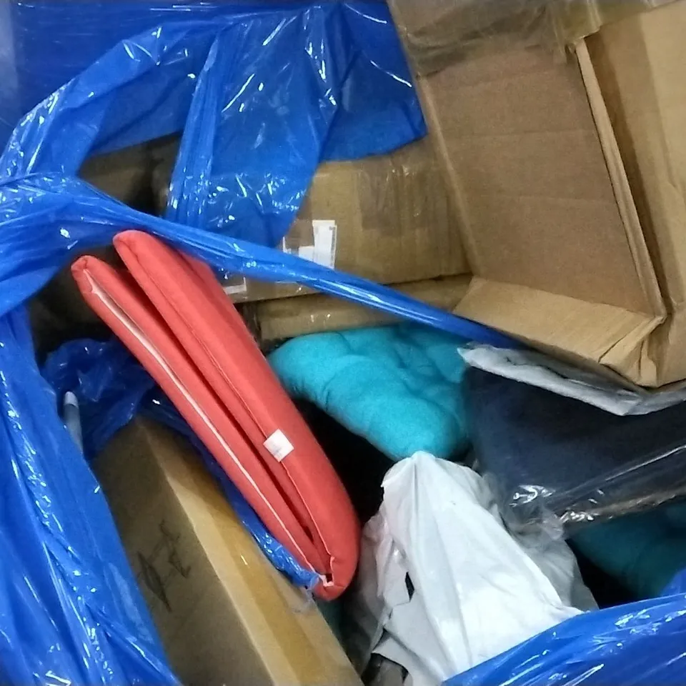 PALLET OF ASSORTED ITEMS INCLUDING PUMP SPRAYER , FLOOR LAMP , BENCH SEAT CUSHION , DRYING RACK 
