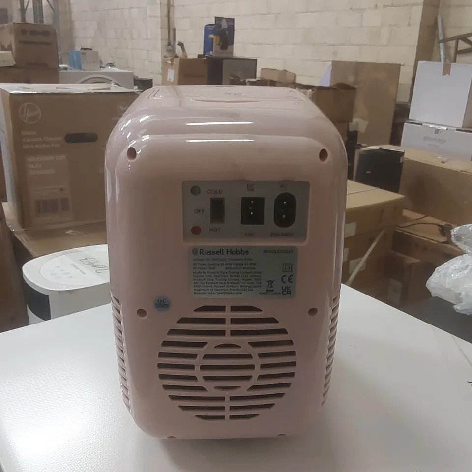 RUSSELL HOBBS 4L/6 CAN PORTABLE MINI COOLER & WARMER FOR DRINKS, COSMETICS/MAKEUP/SKINCARE, AC/DC POWER, RETRO STYLE, PINK, FOR BEDROOM, HOME, CARAVAN, CAR