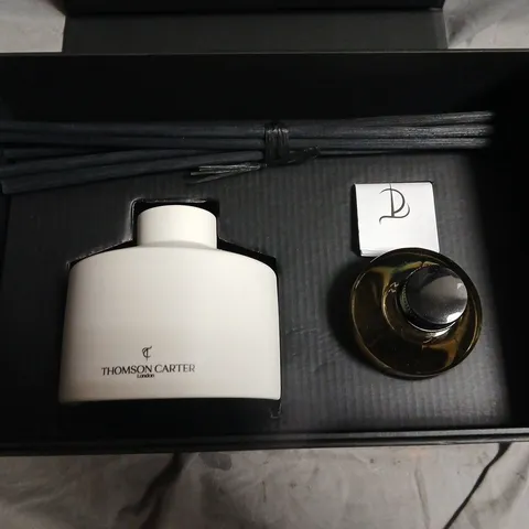 THOMSON CARTER LONDON DIFFUSER GIFT SET – CERAMIC BOTTLE, AMBER BOTTLE & REEDS