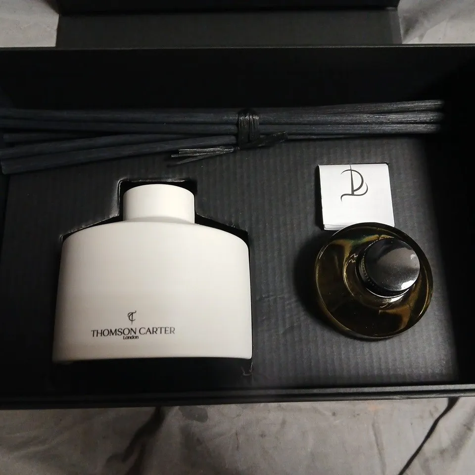 THOMSON CARTER LONDON DIFFUSER GIFT SET – CERAMIC BOTTLE, AMBER BOTTLE & REEDS