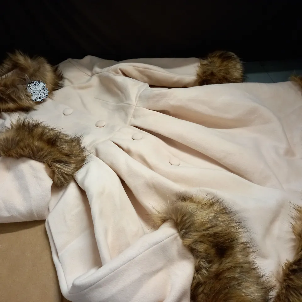 HEARTS AND ROSES CREAM FAUX FUR TRIMMED BUTTON UP COAT - UK 18