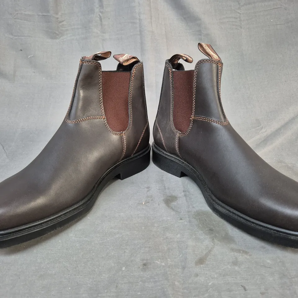 BOXED PAIR OF BLUNDSTONE ELASTIC SIDED BOOTS IN BROWN UK SIZE 11