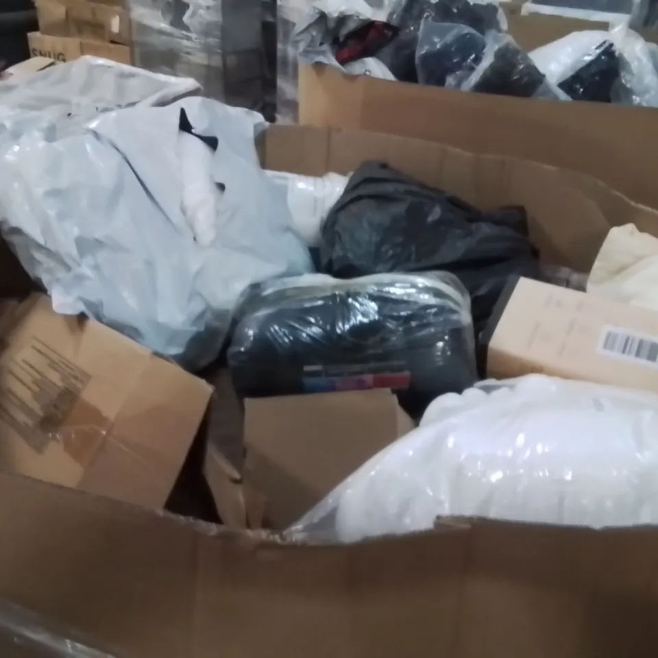 PALLET CONTAINING LARGE QUANTITY OF PILLOWS