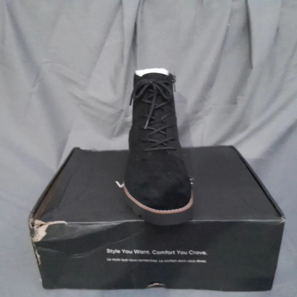 BOXED PAIR OF VIONIC LARSON LACE UP BOOTS IN BLACK SIZE 6.5 