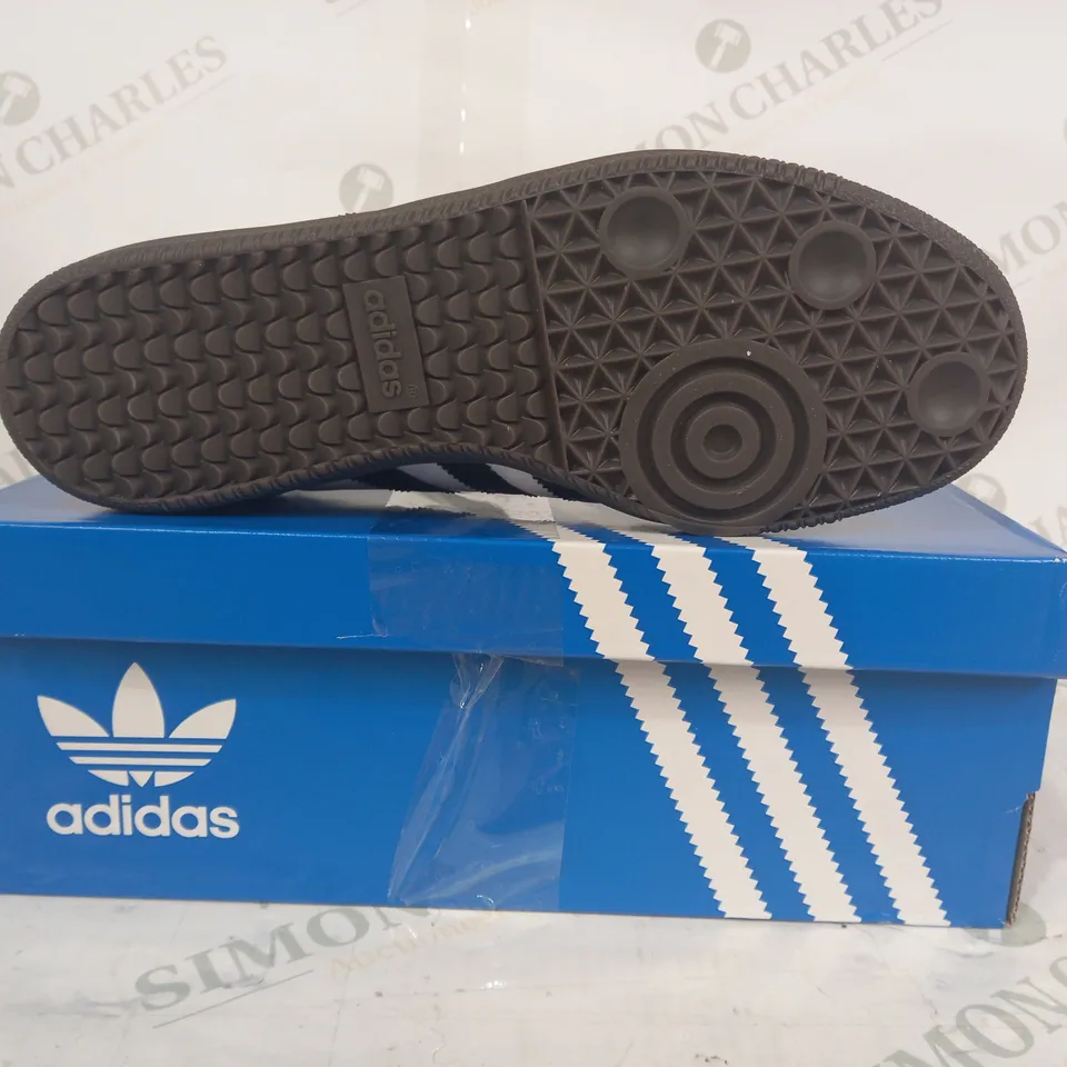 BOXED PAIR OF ADIDAS SAMBA SHOES IN WHITE/BLACK UK SIZE 5.5